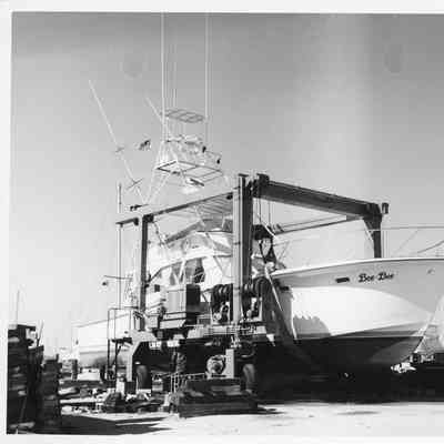 Marine Travelift holding yacht Bee-Dee