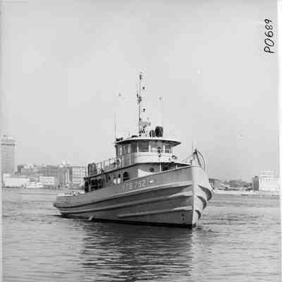 YTB-752 underway on February 4, 1960
