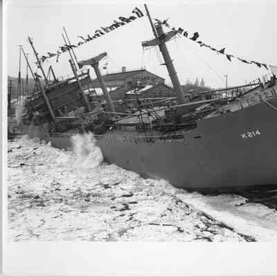K-214 launching at Leathem D. Smith Shipbuilding Co.