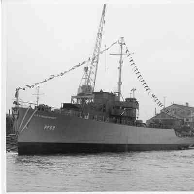 PF-69 USS Davenport post-launch