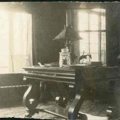 table with lamp and jar
