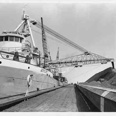 Barge Marquis Roen unloading cargo