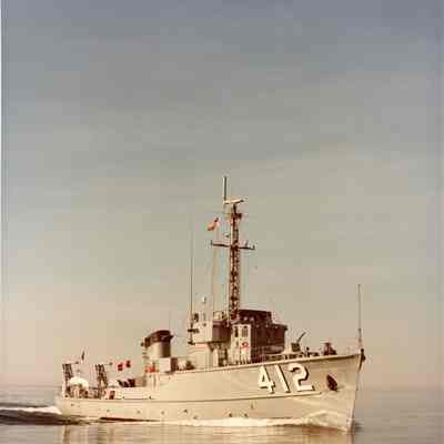 PBI Navy ship MSC-322 / M-412 Addiriyah Starboard bow underway