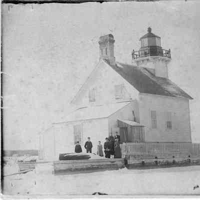 Dunlap Reef Lighthouse south light with 8 people standing outside