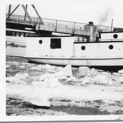 Fishing tug Roamer in icy water at Sturgeon Bay Boat Works