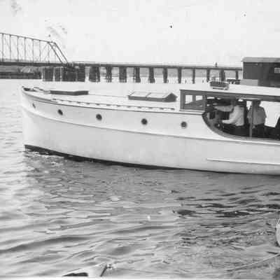 Pleasure craft towing rowboat