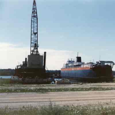 Crane barge Lillian and carferry Viking at Bay Shipbuilding 1992