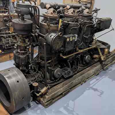 Three cylinder kahlenberg diesel engine