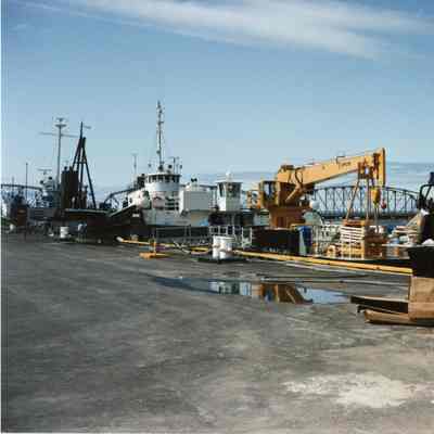 USCGC Mobile Bay and barge 1002 in Sturgeon Bay 1992