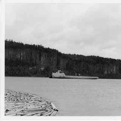 Barge Hilda with Roen tugboat