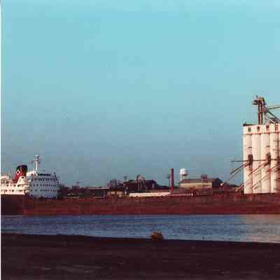 Canadian Prospector loading grain in Milwaukee 2000