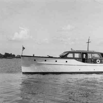 45' twin-screw cruiser underway
