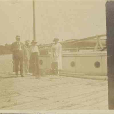 Four adults and a child in front of Oweenee 1918