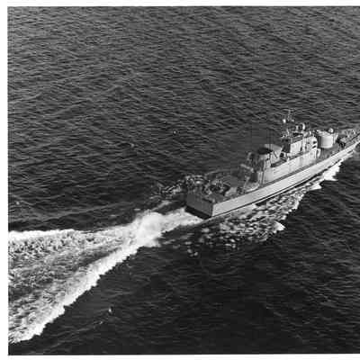 Sternview of PG-97 USS Surprise Underway