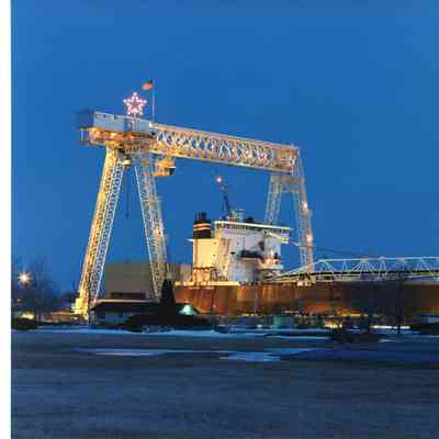 Gantry crane at Bay Ship with vessel Indiana Harobr in background