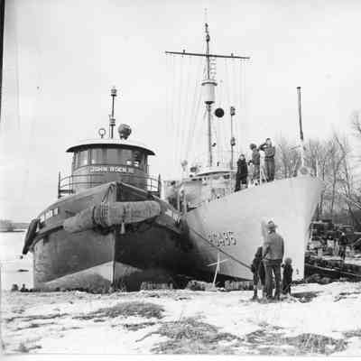 PC-496 docked next to John Roen III