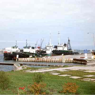Selvick Marine Towing Co. tugs docked in Sturgeon Bay 1990