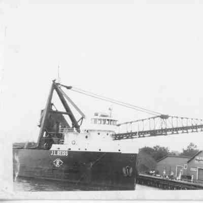 J.L. Reiss unloading coal at Fidler-Skilling fuel and dock company in Sturgeon Bay