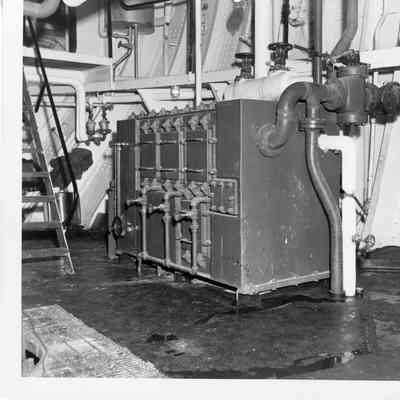 Elton Hoyt II engine room