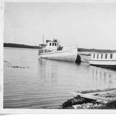 Volunteer docked in front of US Mail Ship Navarre