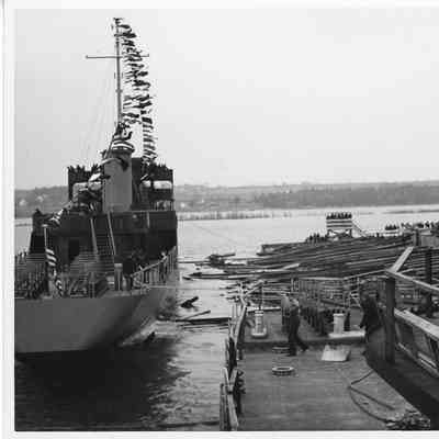 PF-69 USS Davenport post-launch