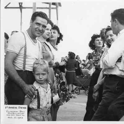 Group of people at SBSB&DD Co. 1st annual picnic August 22, 1943