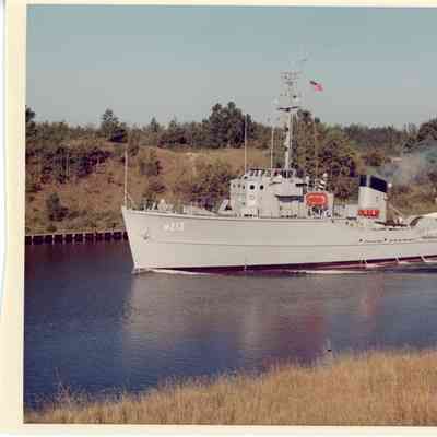 PBI Navy ship M213 underway in Sturgeon Bay Canal