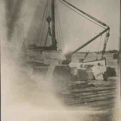 Vessel unloading large stones