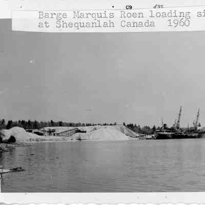Barge Marquis Roen loading silicon stone at Shequanlah Canada 1960