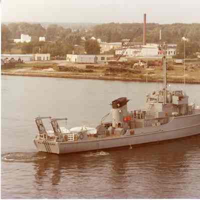 PBI Navy Ship MSC-324 / M-416 Al-Wadeeah underway and turning