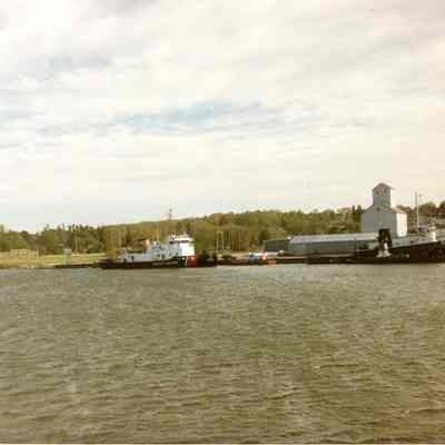 Carl M. Selvick docked next to USCGC Mobile Bay in Sturgeon Bay 1989