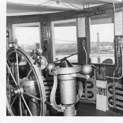 Elton Hoyt II pilot house