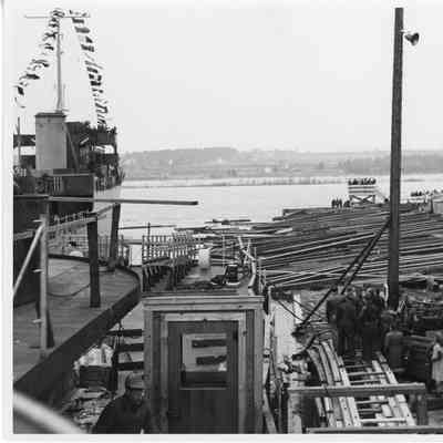 PF-69 USS Davenport post-launch