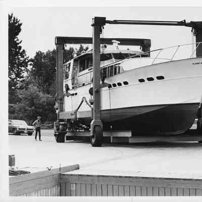 Travelift holding yacht FL6497AC