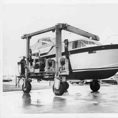 Travelift holding yacht WS1110JB
