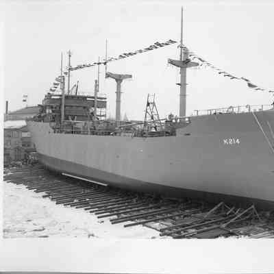 K-214 pre-launch at Leathem D. Smith Shipbuilding Co.