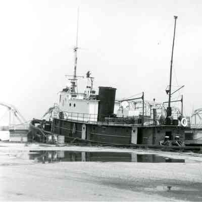 Selvick Towing Co. tug docked at Sturgeon Bay 1978