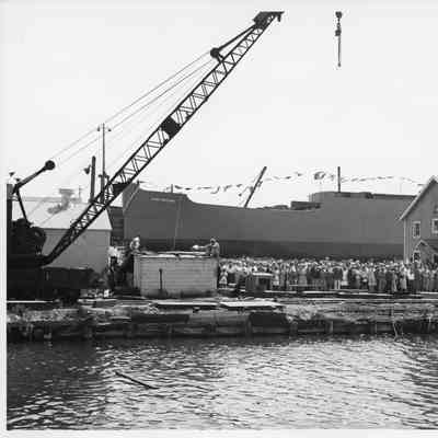 Crowd at Leathem D. Smith Shipbuilding co. with backs to Alden Gifford