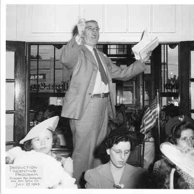 Man giving speech at SBSB&DD Co. production incentive program July 27, 1943