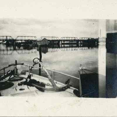 vessel heading into the Menomonee River 1923
