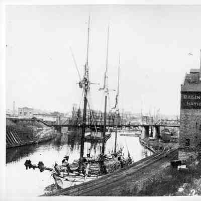 Minnie Mueller docked