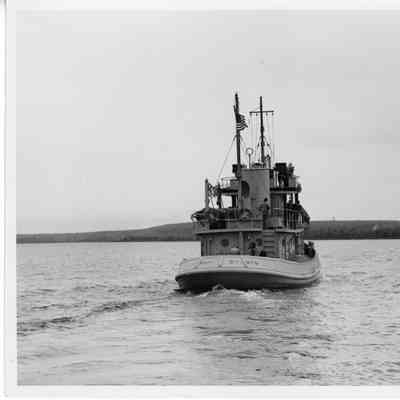 Stern view of ST-879 underway