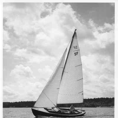 1 masted sailboat with man driving it