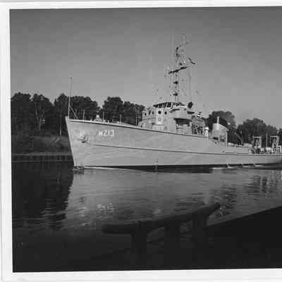 PBI Navy ship M213 underway in Sturgeon Bay Canal