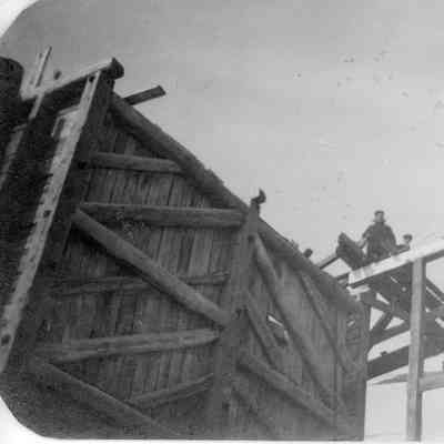 Men on loading trestle at Smith Quarry