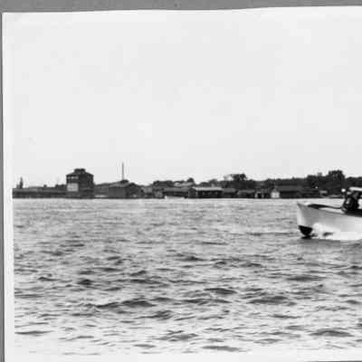 Runabout underway in Bay of Sturgeon Bay