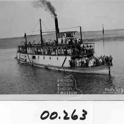 Mountain Gem loaded with passengers from the Commercial Club's excursion from Kennewick to the upriver town on August 10, 1911, See also Kennewick Courier, 8/11 and 8/18/1911,