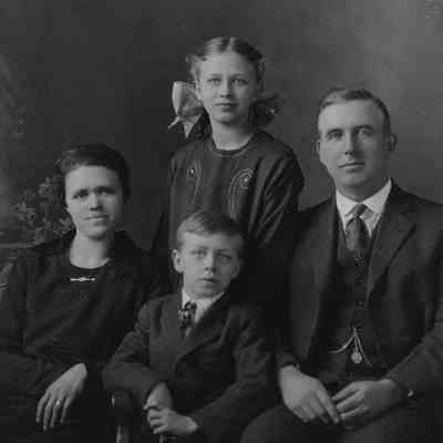 Carl C Williams, wife Ruth Amon Williams, and their children Robert and Isabel