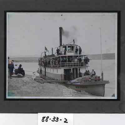 The steamship W.R.Todd along the banks of White Bluffs with the Kennewick Band on Board