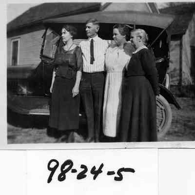Iza Fisher Vickers, John Vickers and their mothers, 1917